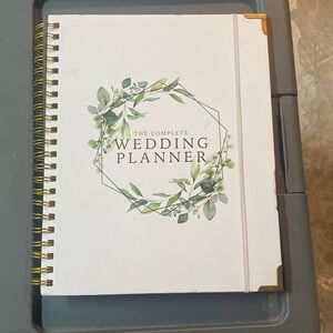 Planning  a wedding? You need this wedding planner!
